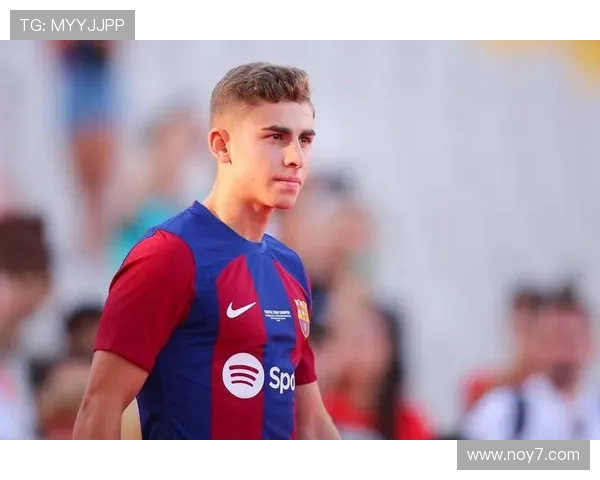 巴萨19岁青训天才马奎斯首次随一线队合练展现未来核心潜质 巴萨19岁青训天才马奎斯首次随一线队合练展现未来核心潜质